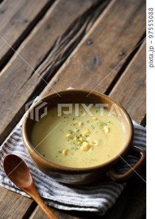 温かいコーンポタージュスープ 温かいコーンポタージュスープ 97555088