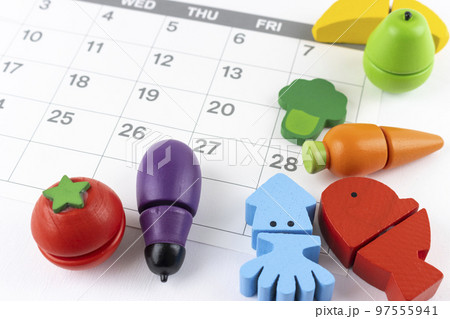 カレンダーと玩具の食べ物。消費期限のイメージ 97555941