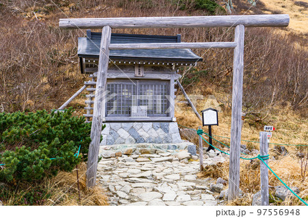 長野県の中央アルプスのホテル千畳敷に位置する信州駒ヶ岳神社 長野県の中央アルプスのホテル千畳敷に位置する信州駒ヶ岳神社 97556948