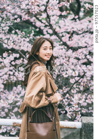 桜と若い女性 97557023