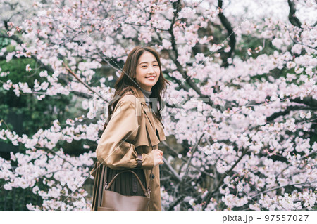 桜と若い女性 97557027