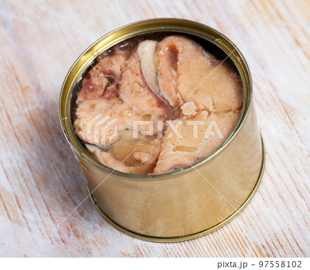 Tin can with pink salmon preserved in oil 97558102