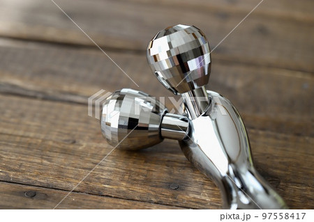 美容マッサージ器具の美顔ローラー　小顔ローラー 97558417