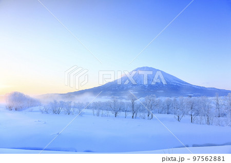 北海道倶知安町リバーパークから望む羊蹄山と霧氷林 北海道倶知安町リバーパークから望む羊蹄山と霧氷林 97562881