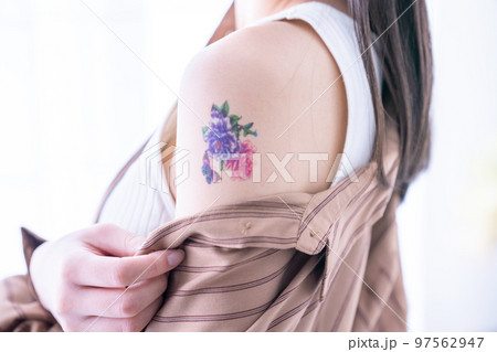 腕にタトゥーをした女性【パーツカット】 腕にタトゥーをした女性【パーツカット】 97562947