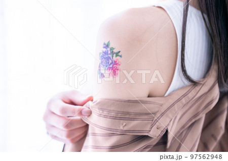 腕にタトゥーをした女性【パーツカット】 腕にタトゥーをした女性【パーツカット】 97562948