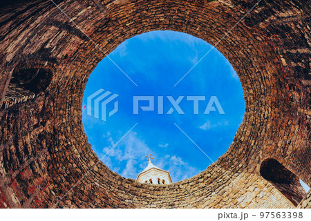 クロアチア スプリト ディオクレティアヌス宮殿の前庭ドーム クロアチア スプリト ディオクレティアヌス宮殿の前庭ドーム 97563398