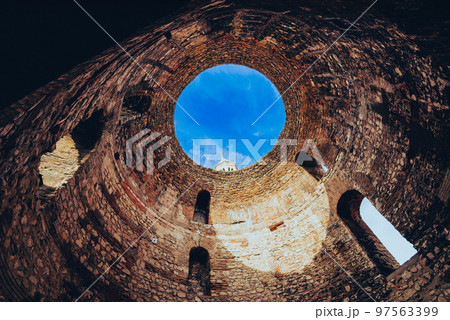 クロアチア　スプリト　ディオクレティアヌス宮殿の前庭ドーム 97563399