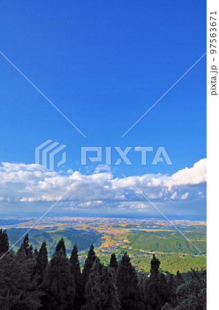 大分県中津市のシンボル八面山からの展望 大分県中津市のシンボル八面山からの展望 97563671