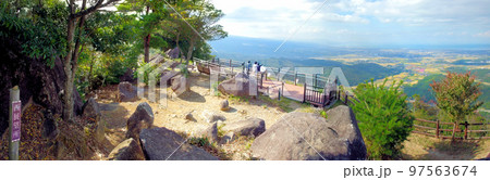 大分県中津市のシンボル八面山西展望台から市街地 大分県中津市のシンボル八面山西展望台から市街地 97563674