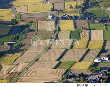 大分県中津市のシンボル八面山から田園地帯を展望 97563677