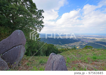 大分県中津市のシンボル八面山西展望台のジョーズのような巨石 97563685