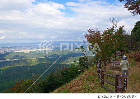 大分県中津市のシンボル八面山天空の道を歩く人物 97563687