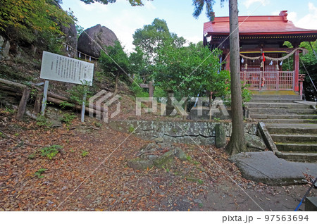 大分県中津市の八面山にある箭山神社と御神体の鷹石 97563694