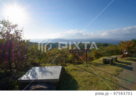 大分県中津市のシンボル八面山にある夕日を望む丘 97563701
