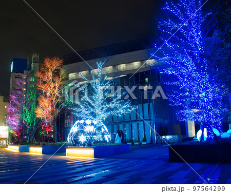 都会のオフィス街のオシャレなクリスマスイルミネーション(背景素材・コピースペース付き・夜景) 都会のオフィス街のオシャレなクリスマスイルミネーション(背景素材・コピースペース付き・夜景) 97564299