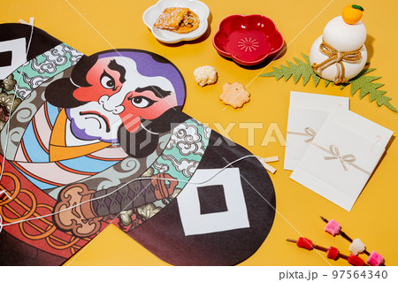 お正月のお年玉、凧と鏡餅と正月小物 お正月のお年玉、凧と鏡餅と正月小物 97564340
