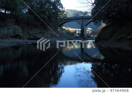 JR名松線　二雲橋と雲出川 ／ 雲出川八景【三重県津市白山町真見】 97564908
