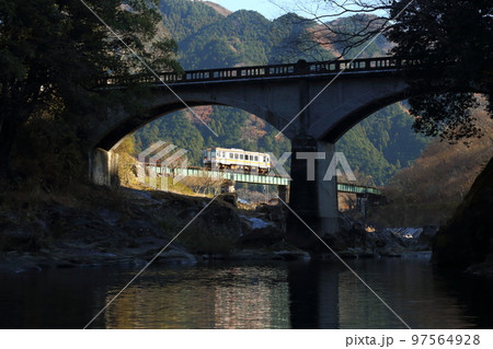 JR名松線　二雲橋と雲出川 ／ 雲出川八景【三重県津市白山町真見】 97564928