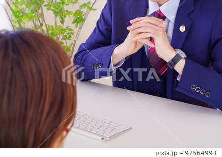 法律の相談を聞く男性弁護士 97564993