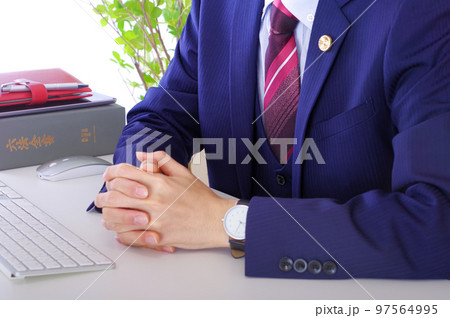 法律の相談を聞く男性弁護士 97564995