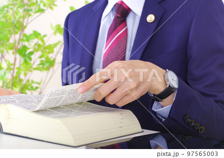 法律の相談を聞く男性弁護士 法律の相談を聞く男性弁護士 97565003