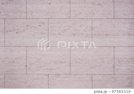 ピンクトラバーチンテクスチャ_多孔質石材貼り壁背景素材 97565310