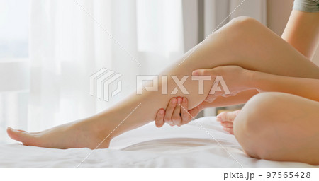 woman touch leg 97565428