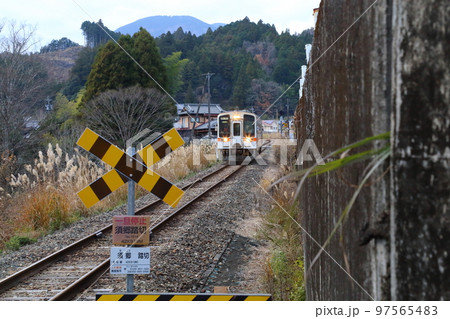 JR名松線　伊勢奥津駅（津市立美杉小学校）付近  【三重県津市美杉町奥津】 97565483