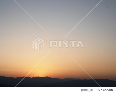 岩屋城址からみた夕焼けと飛行機　福岡県太宰府市観世音寺 97565500
