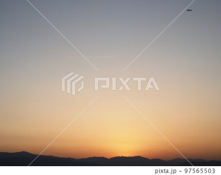 岩屋城址からみた夕焼けと飛行機　福岡県太宰府市観世音寺 97565503