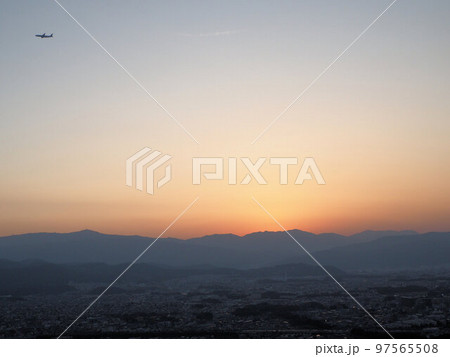 岩屋城址からみた夕焼けと飛行機　福岡県太宰府市観世音寺 97565508