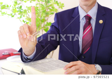 人差し指を立てる男性弁護士 人差し指を立てる男性弁護士 97565521