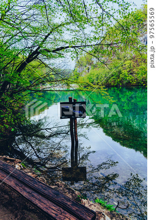 クロアチア　神秘の湖群　プリトヴィツェ 97565569