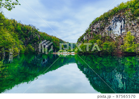 クロアチア　神秘の湖群　プリトヴィツェ 97565570