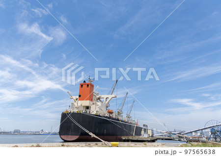 停泊する運搬船 97565638