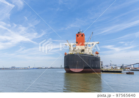 停泊する運搬船 97565640