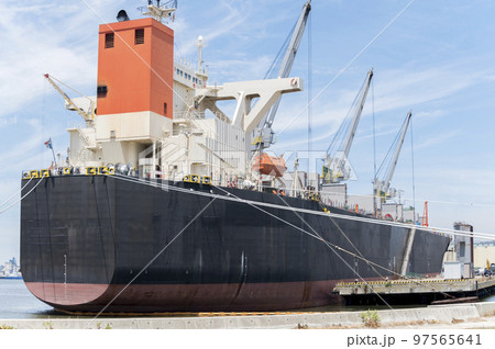 停泊する運搬船 停泊する運搬船 97565641