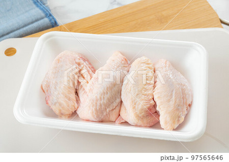食品トレーに入った手羽先 食品トレーに入った手羽先 97565646