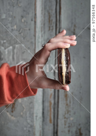 Females hand holds a whoopie pie 97566348