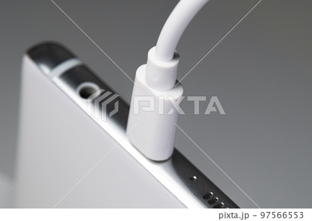 スマートフォンを充電するシーン 97566553