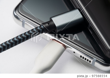 スマートフォンを充電するシーン スマートフォンを充電するシーン 97566554