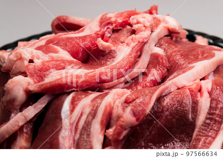 生ラム肉のクローズアップイメージ 北海道のジンギスカン 生ラム肉のクローズアップイメージ 北海道のジンギスカン 97566634
