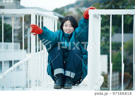 屋上と女性 屋上と女性 97566818