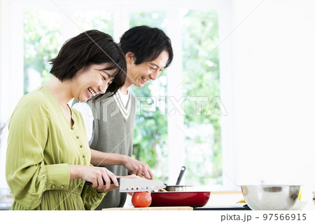 料理をする若い夫婦 料理をする若い夫婦 97566915