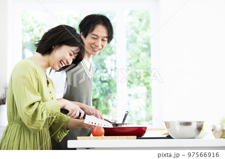 料理をする若い夫婦 料理をする若い夫婦 97566916