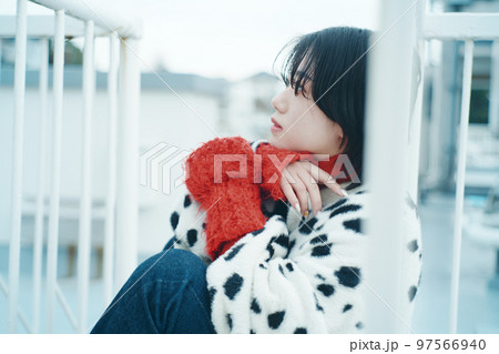 屋上と女性 97566940