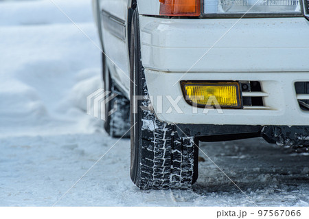スタッドレスタイヤを装着した車のイメージ  北海道札幌市 97567066