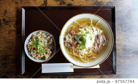 沖縄そばと沖縄風炊き込みご飯ジューシー 97567784