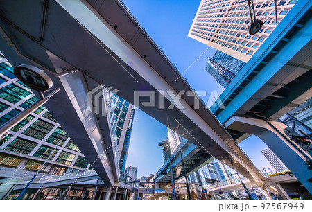 日本の東京都市景観 汐留駅や冬晴れの澄み切った青空が広がる汐留のオフィス街を望む 日本の東京都市景観 汐留駅や冬晴れの澄み切った青空が広がる汐留のオフィス街を望む 97567949